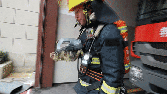 惊呆了！消防员一般灭火战斗装备有多重？(组图)