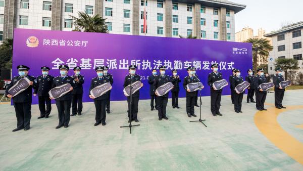 陕西省公安厅向基层派出所配发400辆警车(组图)