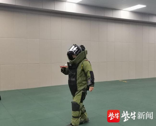 看，江苏南京“拆弹部队”排爆特警的趣味练兵！(组图)