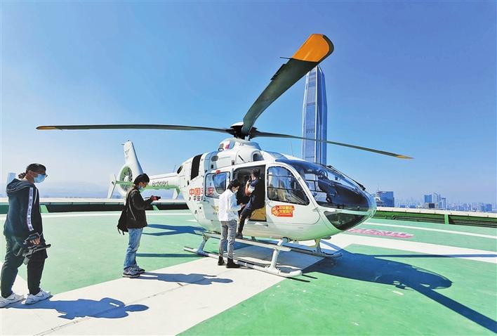 广东深圳交警启用直升机探路春运(组图)