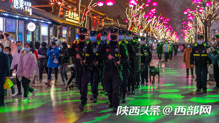 多警联动！春节期间陕西西安警方强化巡逻防控工作(组图)