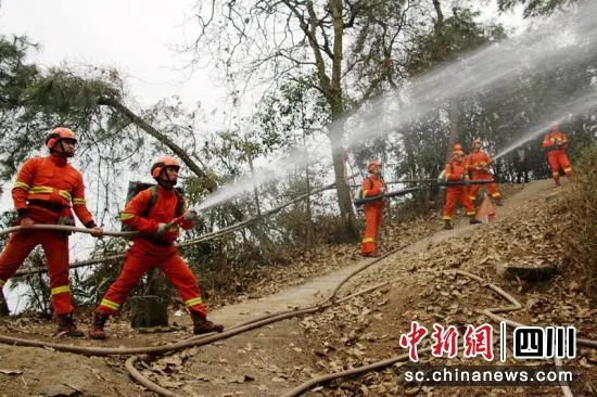四川泸州：机器人取水 破解森林火灾“远水救近火”难题(组图)