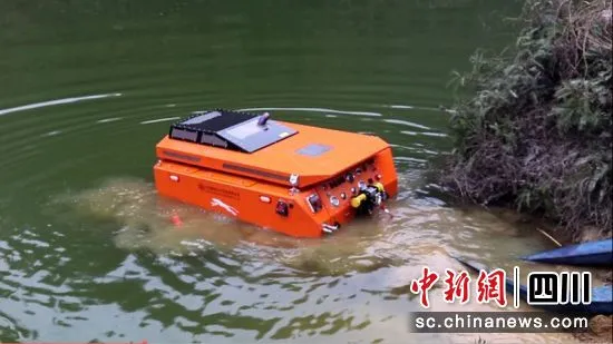 四川泸州：机器人取水 破解森林火灾“远水救近火”难题(组图)