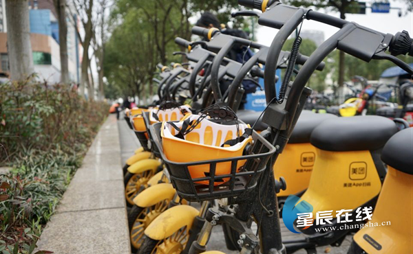 湖南省长沙县共享单车开始随车配备头盔，首批已投入10000个(组