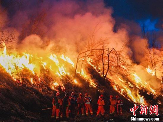 吉林森林消防举行灭火演练 锤炼应对火场突发能力(组图)