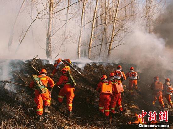 吉林森林消防举行灭火演练 锤炼应对火场突发能力(组图)
