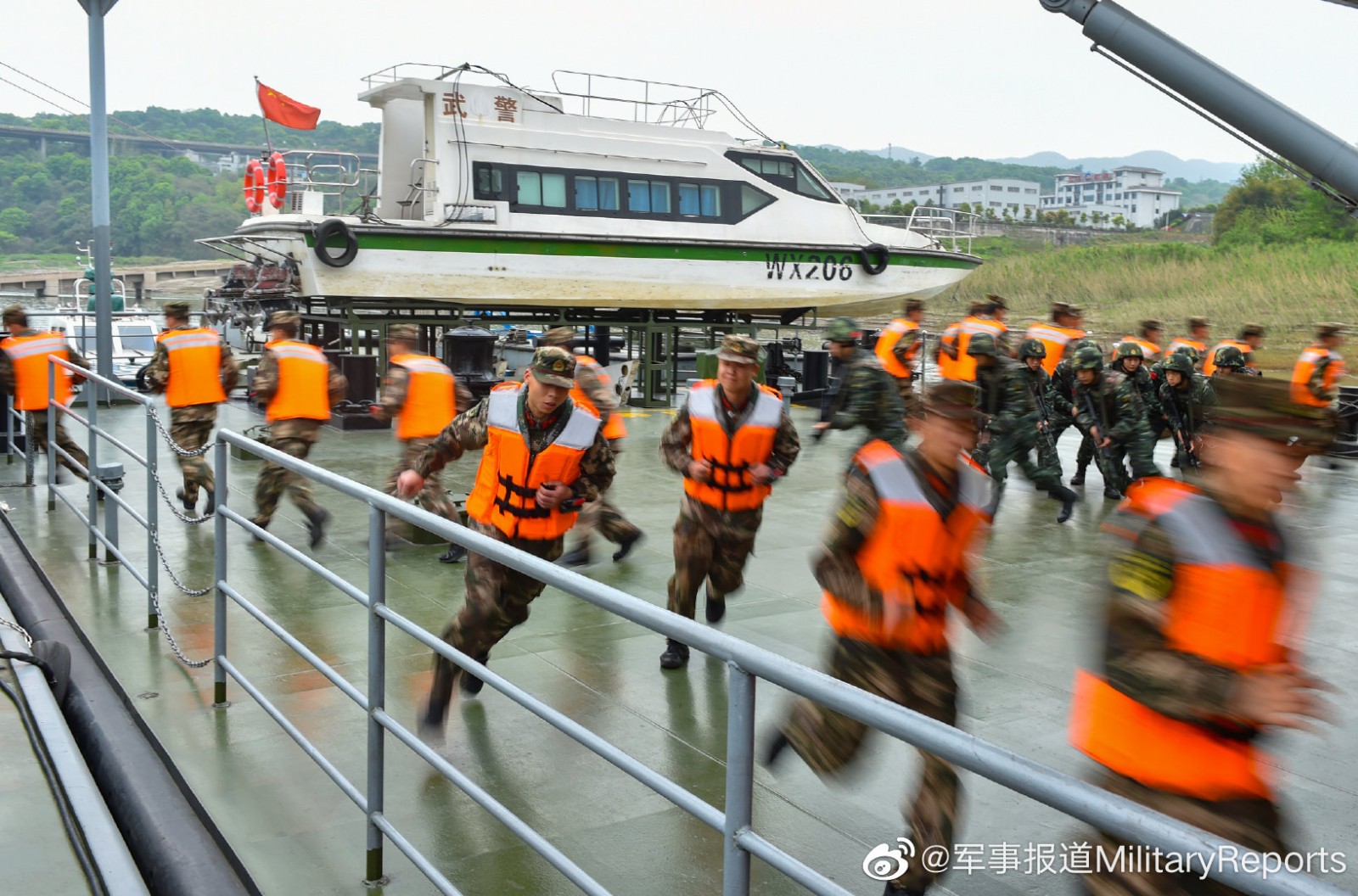 重慶武警:船艇官兵開展實戰化訓練(組圖)-特種裝備網