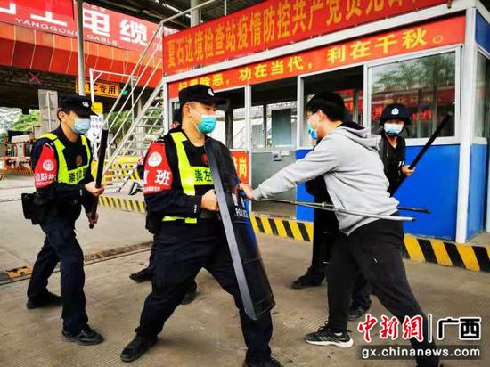 广西崇左边境民警开展突发事件应急处置综合演练(组图)
