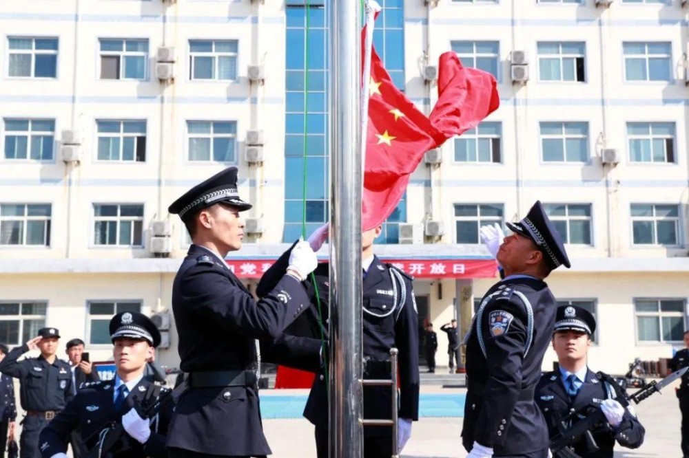 安徽省亳州市公安局特警支队开展“向党和人民报告” 警营开放日活动(组图)