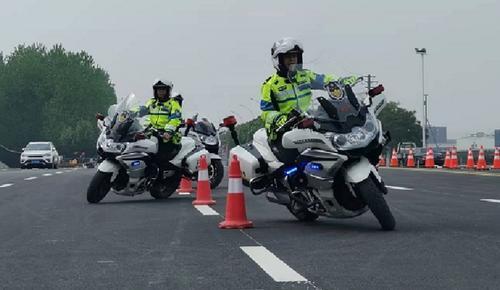 实战大练兵！荆州市交警组织开展警用摩托车驾驶培训(组图)
