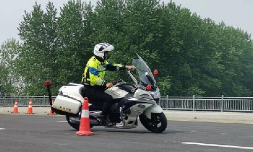 实战大练兵！荆州市交警组织开展警用摩托车驾驶培训(组图)