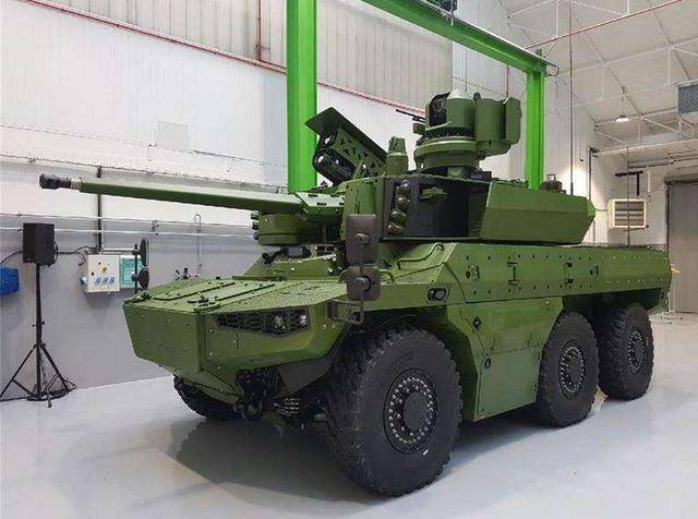 东部战区列装新型履带侦察车：升降电子桅杆+30毫米机关炮(组图)