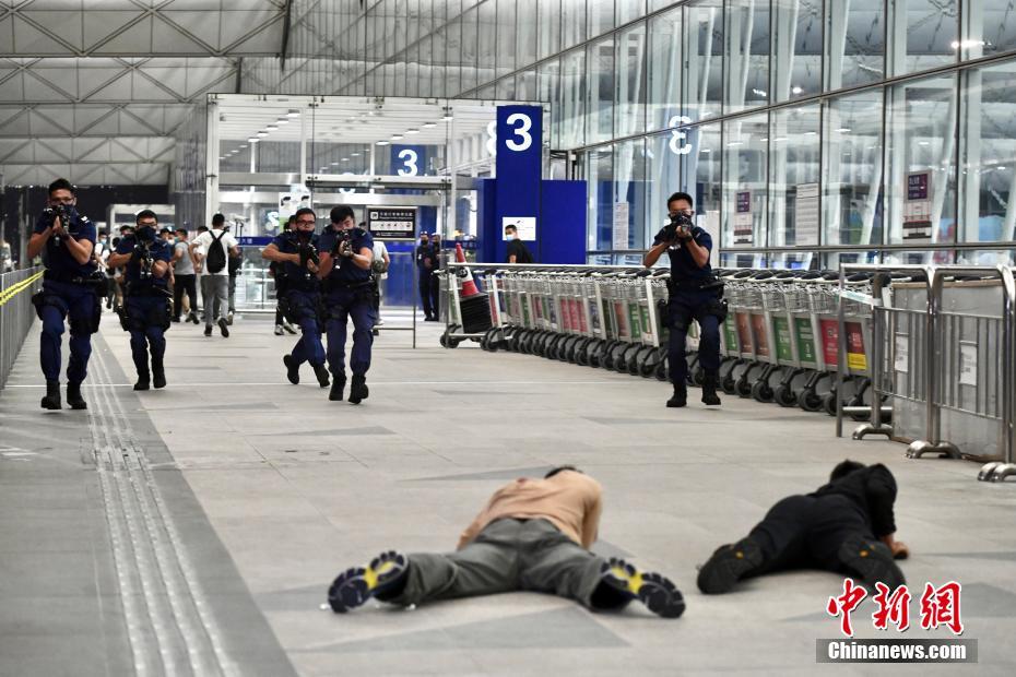 香港警方等部门在机场进行反恐演习(组图)
