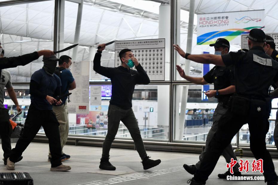 香港警方等部门在机场进行反恐演习(组图)