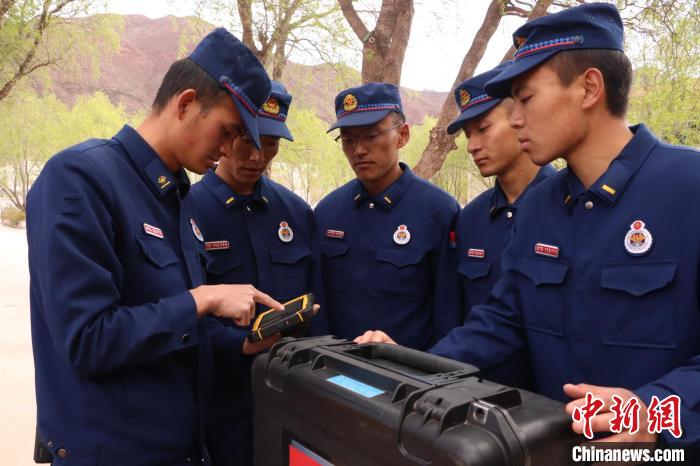 西藏森林消防：新特装备“上线” 筑牢森林“防火墙”(组图)