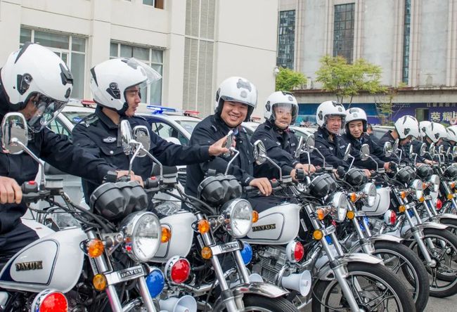 威武！湖北京山一批新警车、警用摩托车亮相！(组图)