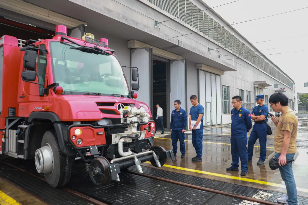 消防车中的“特种兵”——福建省厦门市首辆路轨两用消防车完成“上轨”测试(组图)