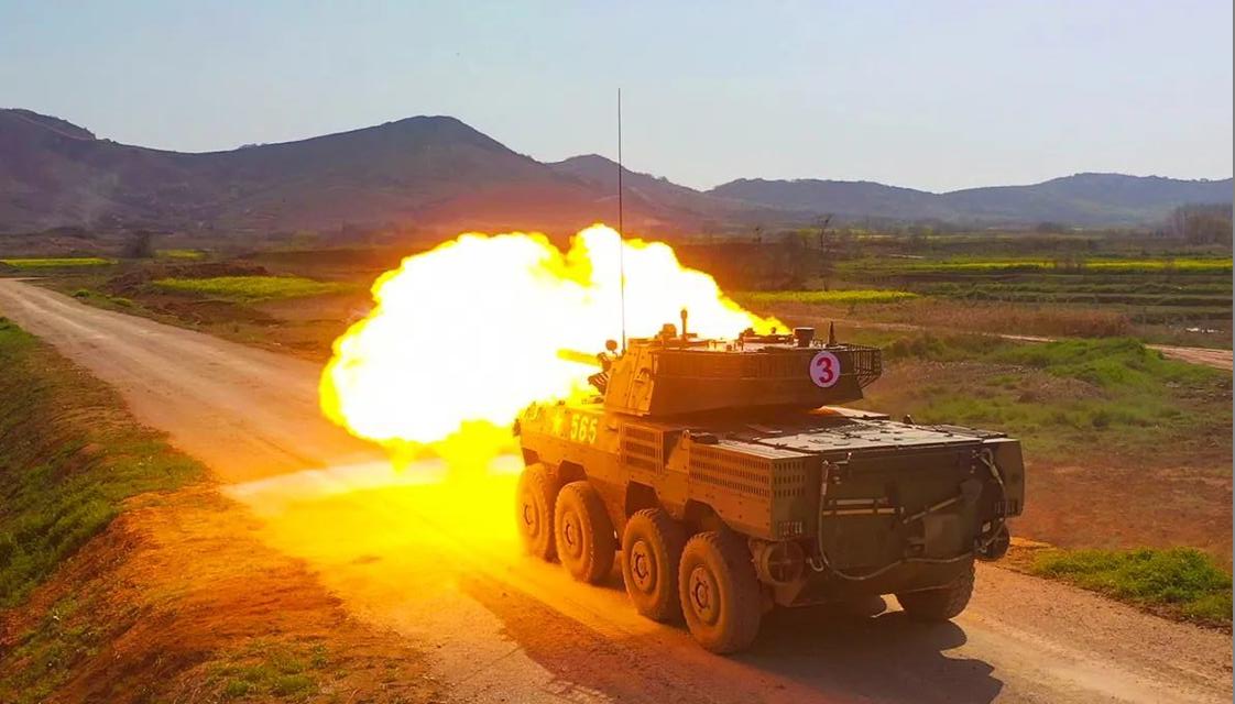 烎感受轮式装甲突击车实弹射击超燃火力组图