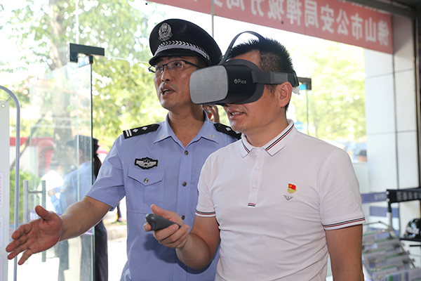 广东佛山启用“VR警务室”群众齐打CALL(组图)