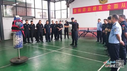 江西抚州乐安公安组织新型警用装备使用培训(图)