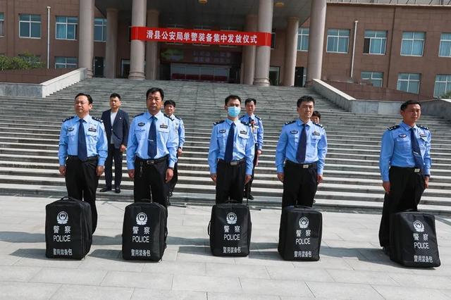 河南省安阳市滑县公安局举行单警装备发放仪式(组图)
