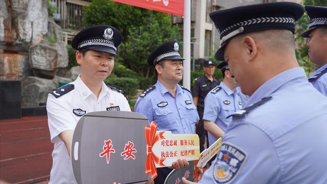 湖南省桂阳县公安局举行警车发放仪式，12辆新警车集中亮相(组图)