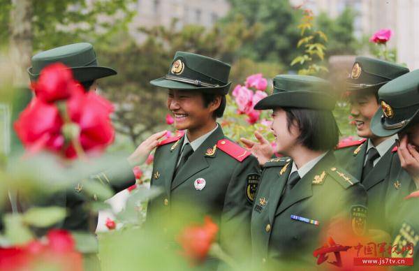 女兵授衔！武警甘肃总队举行2021年度春季新兵授衔仪式(组图)