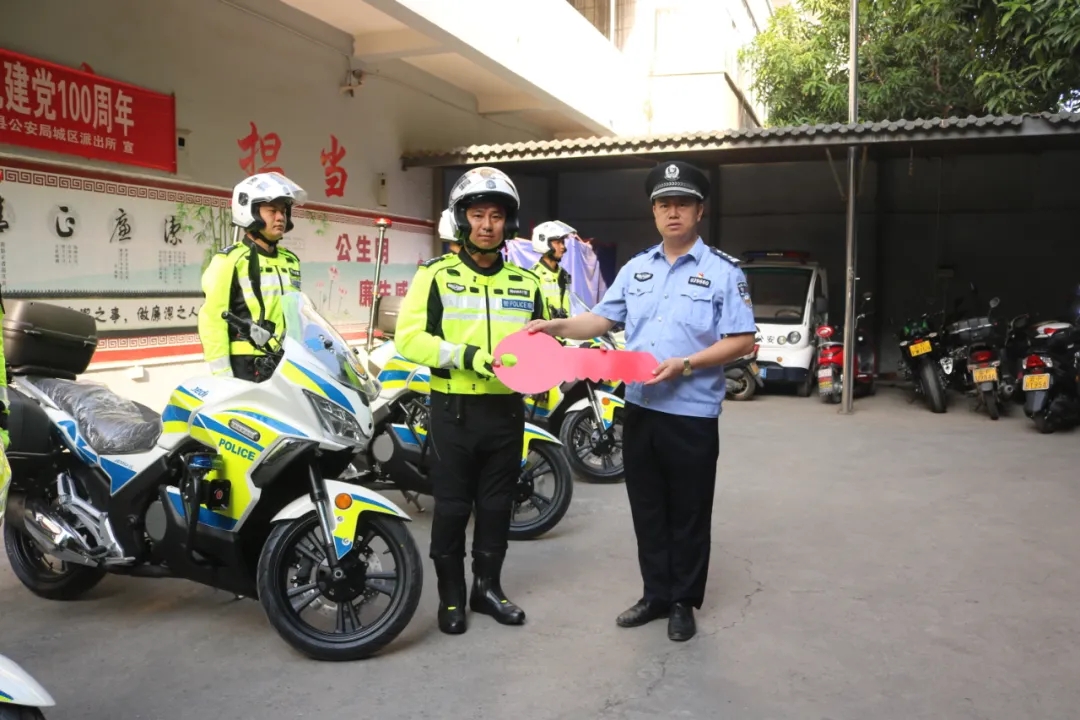 云南玉溪元江县公安局举行警用摩托车发放仪式(组图)