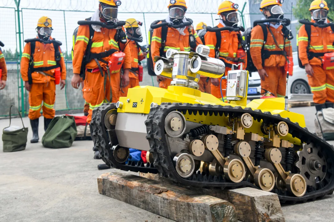 贵州首台煤矿“消防侦查机器人”在安顺煤矿亮相(组图)