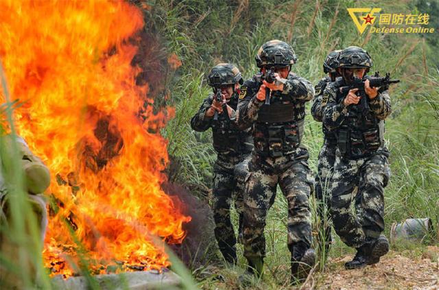 雷霆突擊武警官兵山地反恐演練震撼來襲組圖