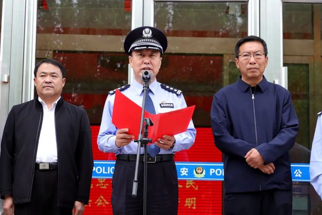 内蒙古赤峰一支全新的警察队伍亮相并举行挂牌仪式(组图)