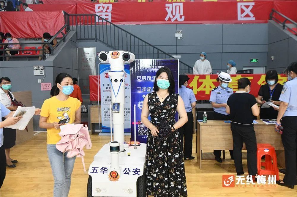 广东梅州：反诈宣传机器人“华安”入驻新冠疫苗接种点，帅呆了！(组图)