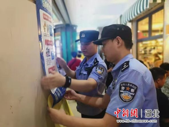 湖北荆州公安启动高等级勤务全力维护社会稳定(组图)