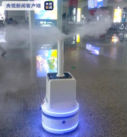 无须人工接触自动喷雾 广东江门站消毒机器人为防疫“助力”(图)