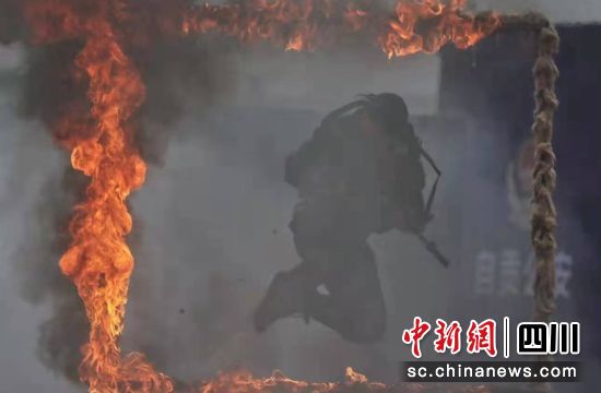 四川自贡警方举行反恐防暴演练(组图)