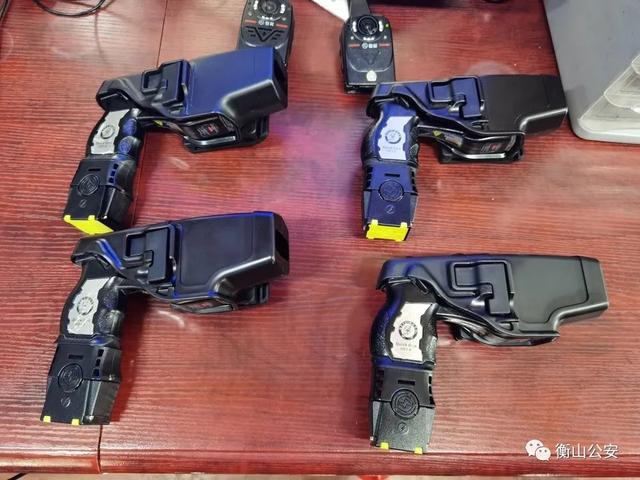 湖南省衡阳市衡山公安为一线处警民警配备新型快克电击枪(组图)