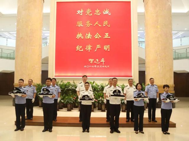 山西省公安厅举行警礼服发放仪式(图)