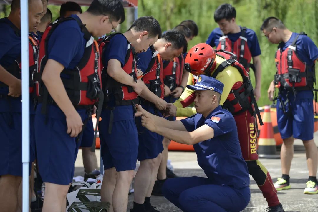 “橙”风破浪——贵州省指挥员水域救援实训正在进行(组图)