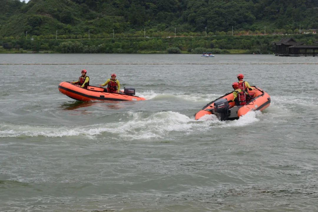 “橙”风破浪——贵州省指挥员水域救援实训正在进行(组图)