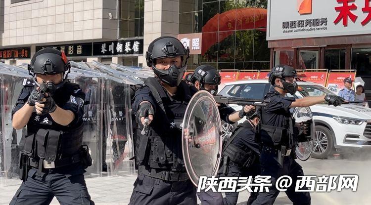 警车发放、防暴阵型演练 陕西西安未央警方举行实战演练向市民汇报(组图)