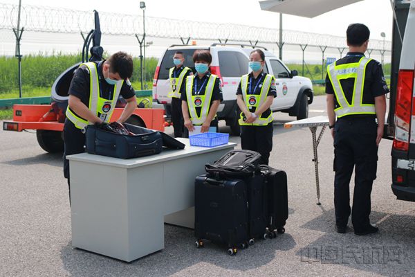 天津机场安检站举行移动X光机检查设备功能演练暨技能比武