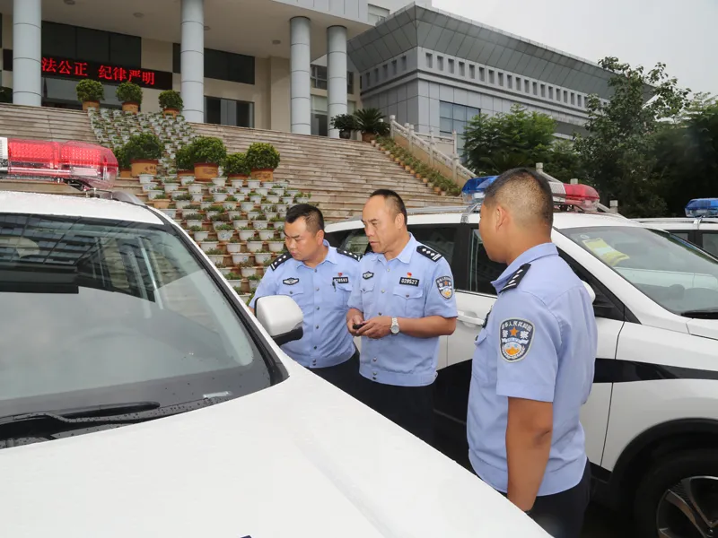 云南省澄江市公安局举行警务车辆发放仪式(组图)