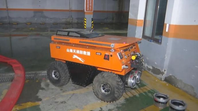 日照消防救援支队支援郑州救灾一线，自主研发的排水机器人，发挥大作用！(组图)