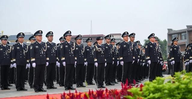 山东省临汾市公安局直属分局举行警礼服列装宣誓仪式(组图)