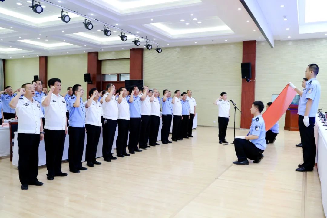 甘肃省张掖市公安局举行三级警监警衔授衔仪式(组图)