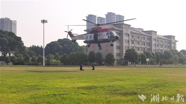 最快十秒升舱！湖北武汉进行直升机水上空降救援演练(组图)