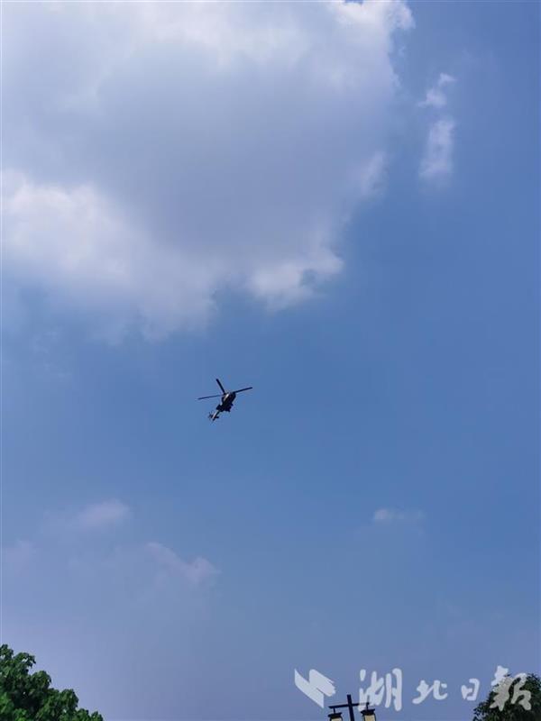 最快十秒升舱！湖北武汉进行直升机水上空降救援演练(组图)