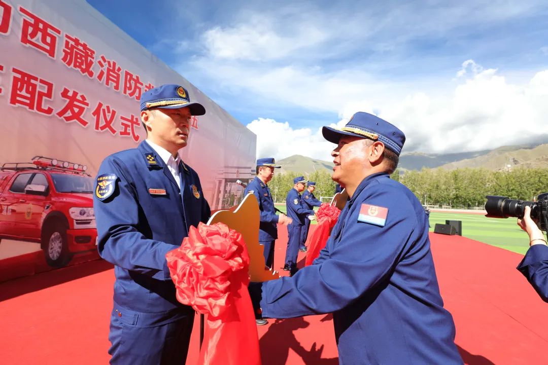 西藏消防救援总队举行应急管理部消防救援局援藏多功能勤务保障车集中配发仪式(组图)
