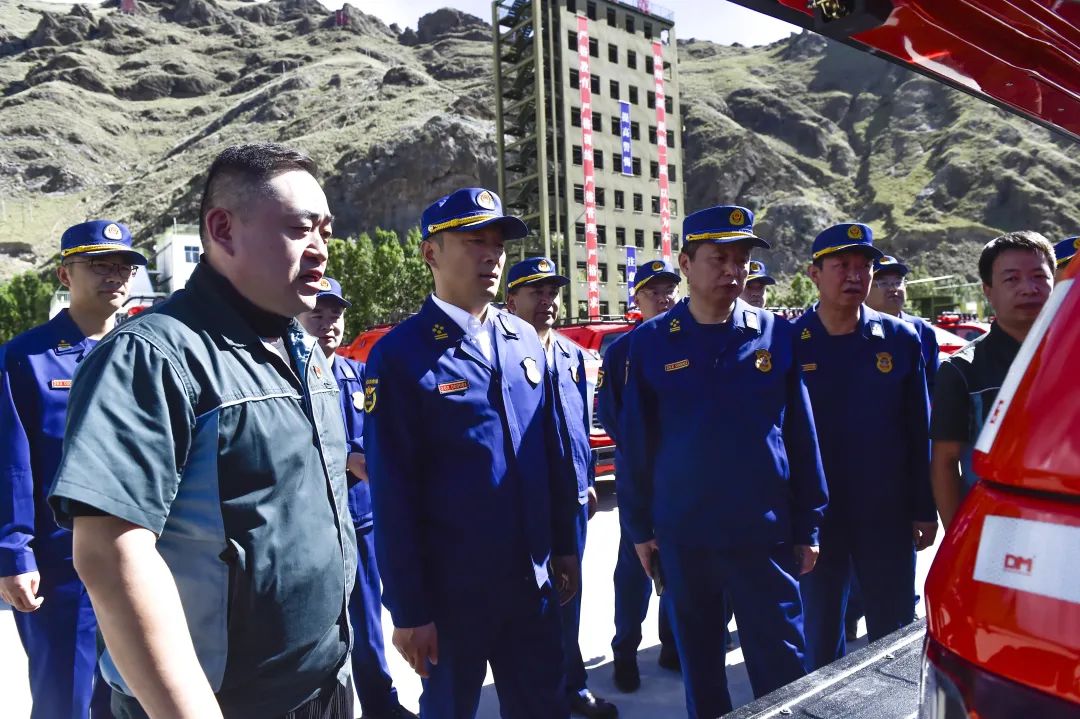西藏消防救援总队举行应急管理部消防救援局援藏多功能勤务保障车集中配发仪式(组图)