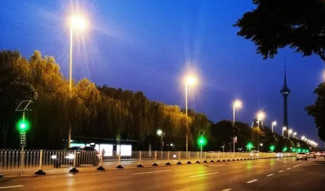 天津城智慧公安交管再添神器：跟着绿波行 路口不用停(图)